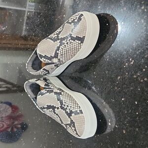 《 Tory Burch 》 Snake Skin Pull On Sneakers